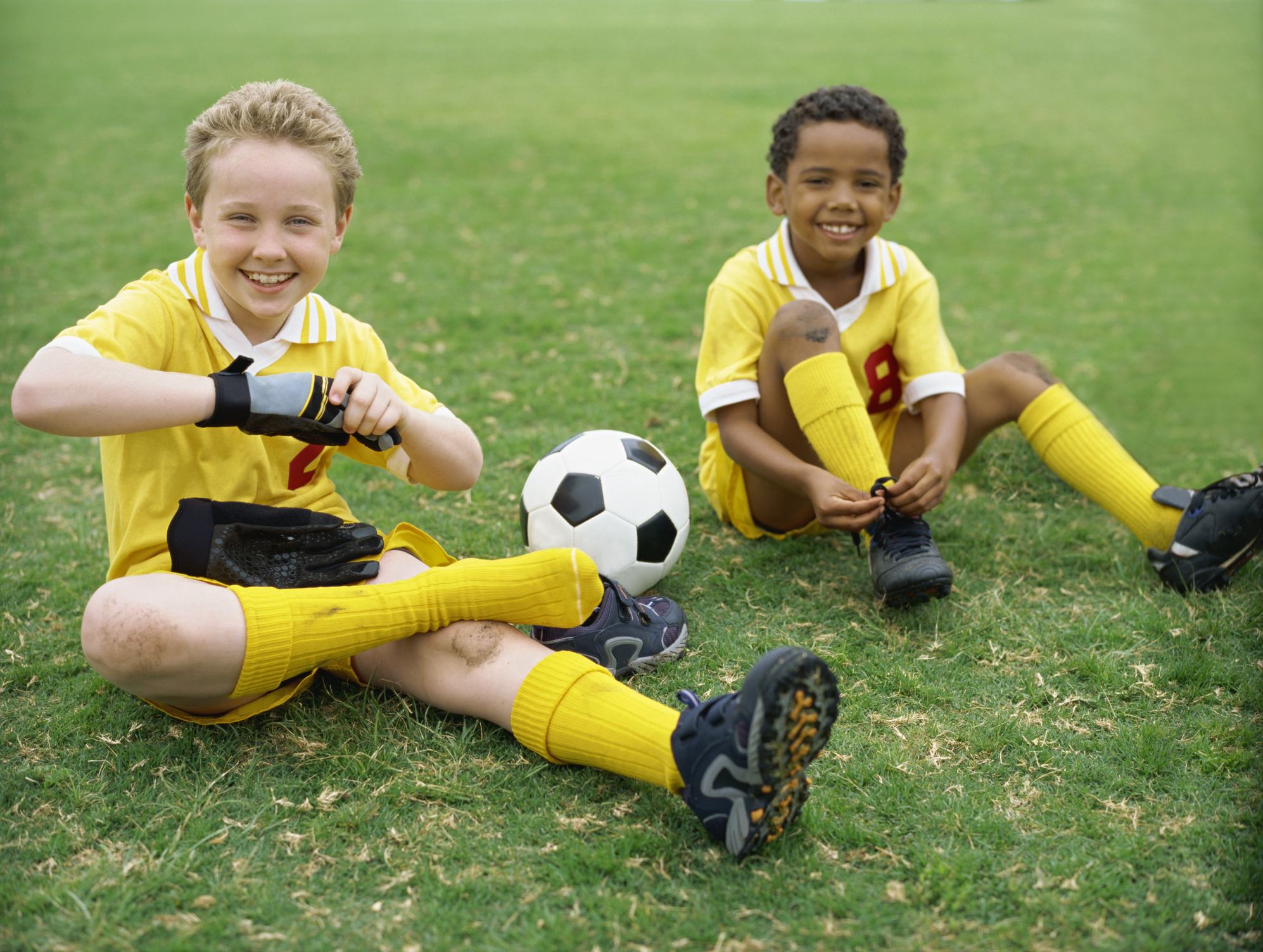 I play football better and better. Футболист 12 лет. Дети футболисты. 2001/Год. Мальчики-футболисты босиком. Футболисты в носках дети.