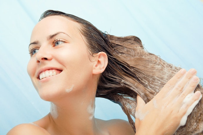 Para Limpeza Suave: Opte por um Shampoo Redutor de Volume com Betaína e Aminoácidos