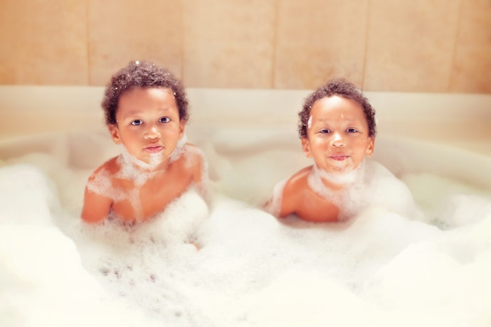 Shampoos para Cabelos Cacheados Infantis com Frascos Maiores Rendem Várias Lavagens