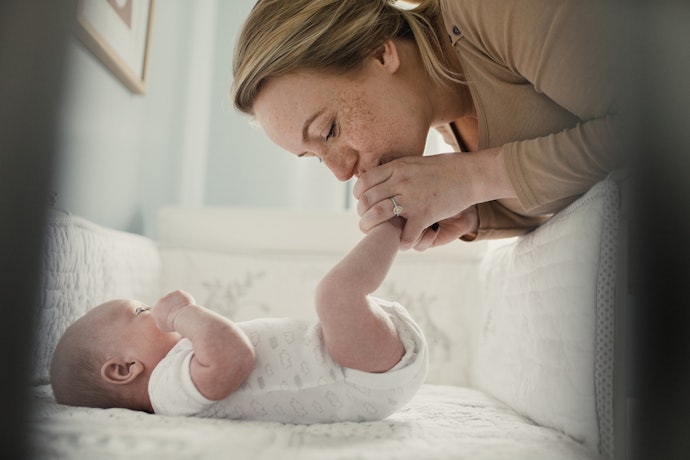 Ajuste de Altura do Colchão Simplifica os Cuidados com o Bebê nos Primeiros Meses