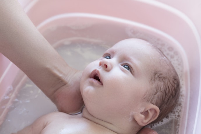 Camomila e Aloe Vera: Calmantes que Ajudam a Relaxar o Bebê Durante e Após o Banho